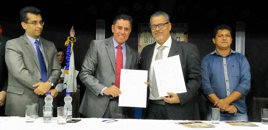 Presidente do TRE-BA, desembargador Rotondano, e prefeito de Jacobina, Luciano Pinheiro, durante assinatura de conv&ecirc;nio para recadastramento biom&eacute;trico de eleitores