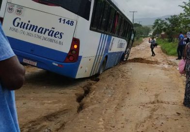 Ônibus do transporte coletivo fica preso em cratera causada pela chuva no Velame