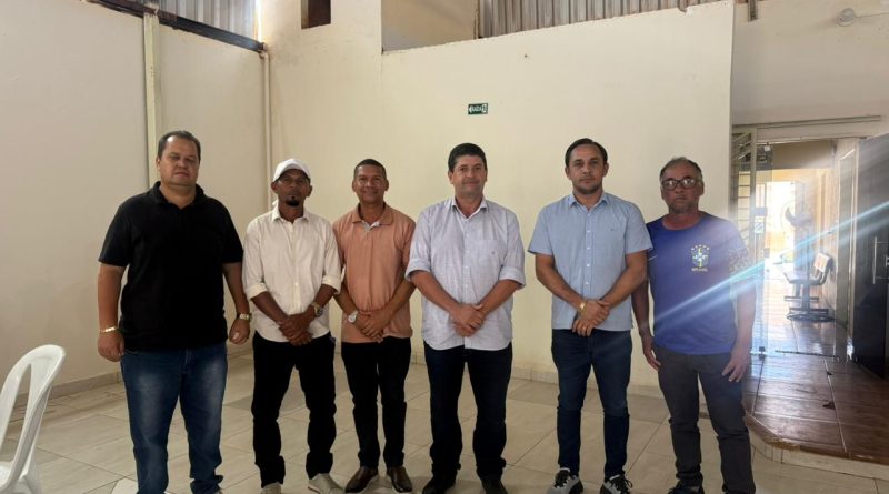 Prefeito Fabrício Lopes destaca incentivo ao esporte durante encontro com equipes