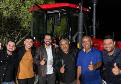 Comunidade agrícola de Boa Esperança recebe trator com cinco implementos após 20 anos de espera