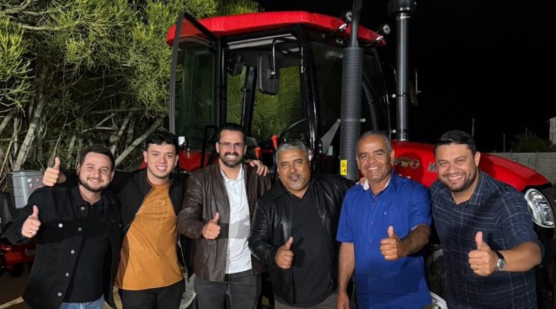 Comunidade agrícola de Boa Esperança recebe trator com cinco implementos após 20 anos de espera
