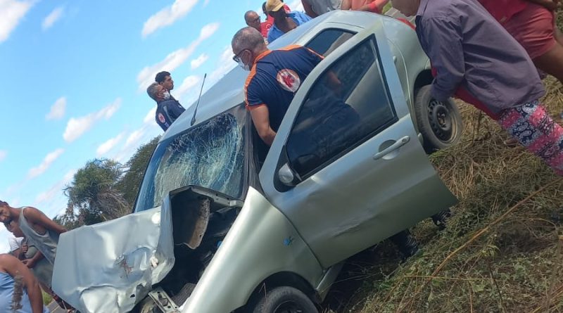Dois jovens morrem após acidente entre moto e carro na BR-324, em Jacobina