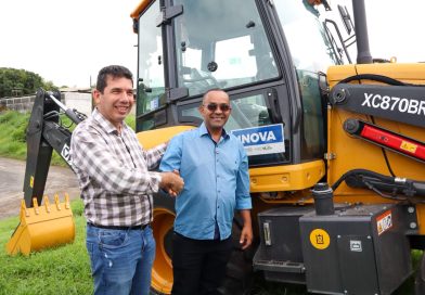 Mirangaba recebe retroescavadeira por meio de parceria entre Prefeitura, vereador Nego Jó e deputado Adolfo Viana