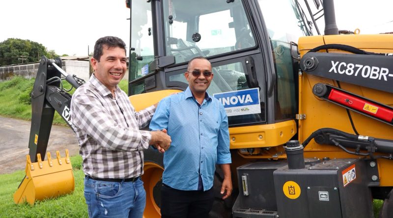 Mirangaba recebe retroescavadeira por meio de parceria entre Prefeitura, vereador Nego Jó e deputado Adolfo Viana