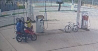 Posto de combustíveis é assaltado por dupla armada em Caém; um dos suspeitos usava uniforme de mineradora