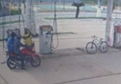 Posto de combustíveis é assaltado por dupla armada em Caém; um dos suspeitos usava uniforme de mineradora