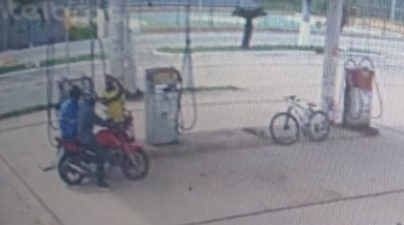 Posto de combustíveis é assaltado por dupla armada em Caém; um dos suspeitos usava uniforme de mineradora