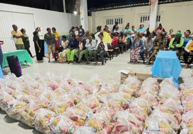 Prefeitura de Caém entrega kits de alimentação para estudantes da Educação de Jovens e Adultos