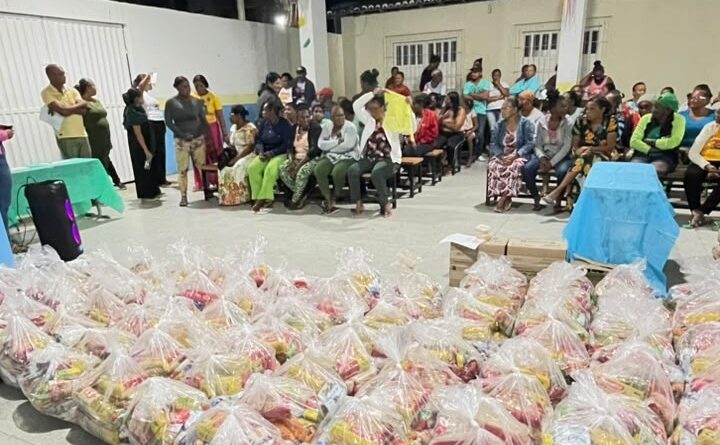 Prefeitura de Caém entrega kits de alimentação para estudantes da Educação de Jovens e Adultos