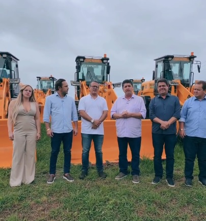 Umburanas recebe pá carregadeira por meio de emenda do deputado Adolfo Viana