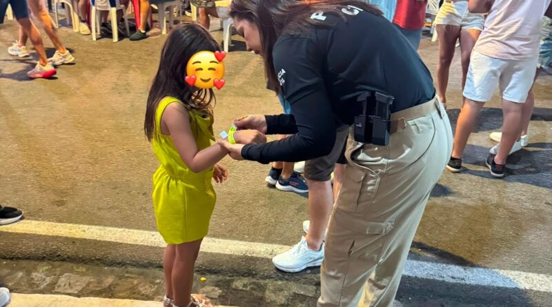 Polícia Civil distribui pulseiras de identificação para crianças durante a Micareta de Jacobina