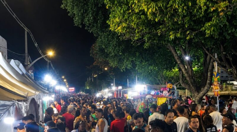 Praça de alimentação lotada e aprovada pelo público marca último dia da Micareta de Jacobina