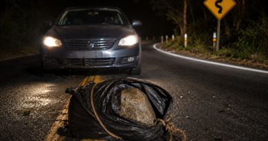Família passa por susto após carro atingir pedra colocada na pista para provocar assalto na Curva da Galinha