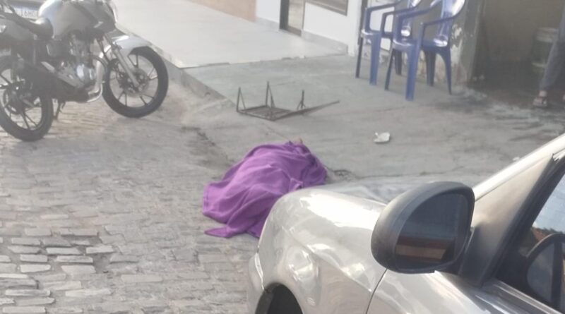 POLÍCIA CIVIL DE JACOBINA ELUCIDA HOMICÍDIO OCORRIDO EM FRENTE AO COLÉGIO DEOCLECIANO E CUMPRE MANDADO DE PRISÃO CONTRA UM DOS AUTORES
