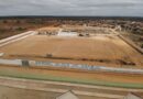 Prefeitura de Várzea Nova anuncia novo gramado sintético, reforma e ampliação do Estádio Municipal