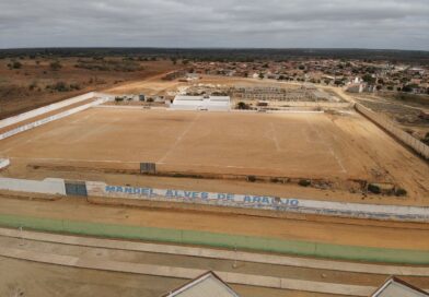 Prefeitura de Várzea Nova anuncia novo gramado sintético, reforma e ampliação do Estádio Municipal