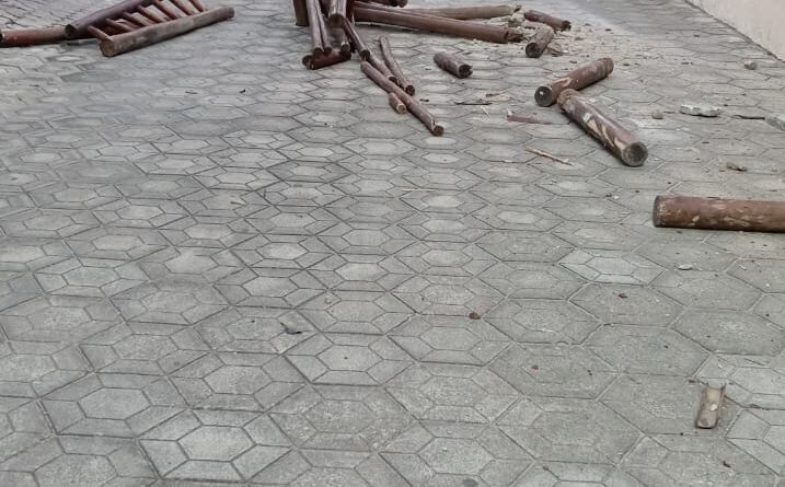 Veículo desgovernado destrói proteção de madeira no Centro de Jacobina