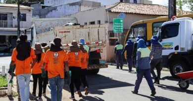 Alunos da EJAI vão às ruas em Mirangaba para vivenciar a rotina de garis e promover conscientização ambiental