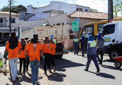 Alunos da EJAI vão às ruas em Mirangaba para vivenciar a rotina de garis e promover conscientização ambiental