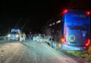 Acidente entre carro e ônibus deixa quatro jovens mortos na BA-131, no interior da Bahia