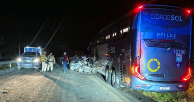 Acidente entre carro e ônibus deixa quatro jovens mortos na BA-131, no interior da Bahia