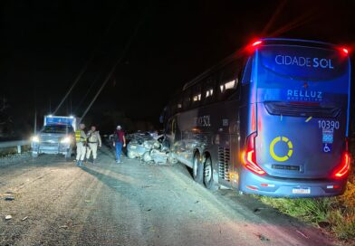 Acidente entre carro e ônibus deixa quatro jovens mortos na BA-131, no interior da Bahia