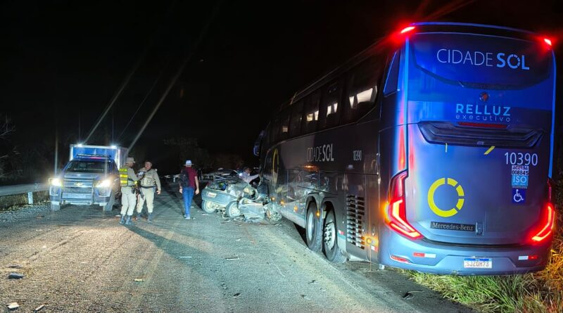 Acidente entre carro e ônibus deixa quatro jovens mortos na BA-131, no interior da Bahia
