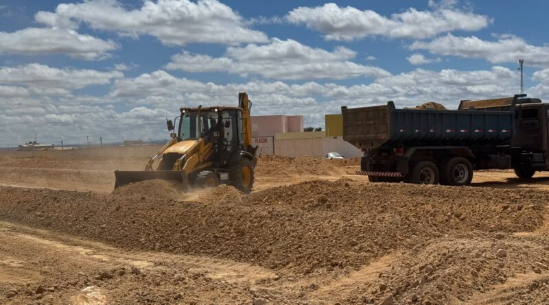 Várzea Nova inicia etapa de terraplanagem para reforma do estádio municipal