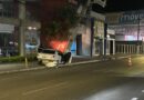 Carro bate em moto e atinge poste no centro de Jacobina; semáforos ficam fora de funcionamento