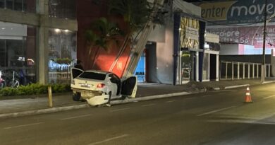 Carro bate em moto e atinge poste no centro de Jacobina; semáforos ficam fora de funcionamento