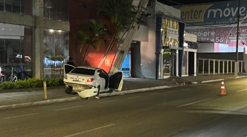 Carro bate em moto e atinge poste no centro de Jacobina; semáforos ficam fora de funcionamento