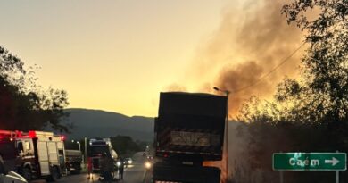 Princípio de incêndio em carreta provoca congestionamento na BR-324, no contorno de Caém